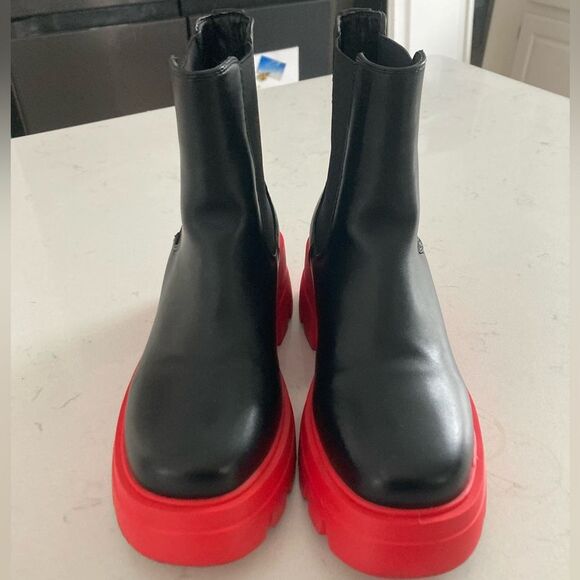 AZALEA WANG LINDIE Chelsea Faux Leather Black Red Lug Sole Boots Size 6 - Picture 4 of 7